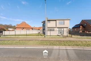 Te koop: instapklare woning met vrijstaande garage in Bree, gelegen op de Meeuwerkiezel 112, nabij de invalswegen. Deze woning combineert comfort,...