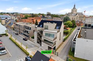 In Poperinge, gelegen in de Heilig-Hartstraat bevindt zich deze kleinschalige residentie, dit met 6 appartementen. Deze nieuwe residentie wordt afgewerkt in 2026 en werd gebouwd door Bouwonderneming Catteeu en Karure group. Met zijn interessante locatie dichtbij de Grote Markt (650m), allerlei voorzieningen (dokter, apotheek, winkels, scholen, horeca, sportgelegenheid) én voldoende gratis parking is dit een buitenkans! Er zijn nog 5 appartementen beschikbaar, telkens verschillend ingedeeld maar steeds kwalitatief afgewerkt. De keuken kan bij de meeste appartementen nog zelf worden gekozen én zitten in de prijs vervat. <br /><br />Er is mogelijkheid om een staanplaats bij te kopen, verder is er ook een gemeenschappelijke fietsenberging. <br /><br />Ben je een investeerder die zorgeloos wil verhuren of wil je liever zelf rustig maar centraal in Poperinge wonen? Maak dan meteen een afspraak met Manon (+32 475 21 56 22) voor een bezoek ter plaatse! <br /><br />Algemene informatie: <br /><br />- Terras aanwezig<br /><br />- EPC-label: A<br /><br />- Verwarming en actieve koeling: warmtepomp lucht/lucht<br /><br />- Lift aanwezig<br /><br />- Gemeenschappelijke waterontharder en regenwaterput <br /><br />Troeven<br /><br /><ul><li>Topligging in Poperinge<br /><br /></li><li>Staanplaats kopen mogelijk<br /><br /></li><li>Keuken naar eigen keuze</li></ul>