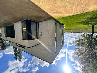 Beleef de charme van landelijk wonen in deze prachtige nieuwbouwwoning, perfect voor wie rust en ruimte zoekt. Gelegen in een idyllische omgeving met adembenemende vergezichten, biedt deze woning met drie ruime slaapkamers modern wooncomfort in een rustige setting. De woning is vlot bereikbaar en bevindt zich dicht bij oa AZ delta. De woning beschikt over een volledig ingerichte keuken en een stijlvolle badkamer, uitgerust met een inloopdouche en dubbele lavabo. De energiezuinige warmtepomp en vloerverwarming zorgen voor een aangenaam binnenklimaat. De hoogwaardige materialen en mooie afwerking maken het plaatje compleet. De zolder en de praktische garage bieden ook nog extra opbergruimte. De oprit wordt momenteel nog verder aangelegd. Regenwaterput (15.000 liter) aanwezig.<br /><br />Huurprijs : 1200€/maand<br /><br />