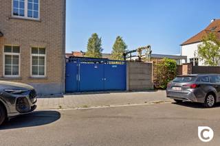 <p><span>Te renoveren multifunctionele woning met ^magazijn </span></p><p><span>I</span><span>n een rustige straat in Kontich vindt u deze woning met een authentieke jaren '60 uitstraling. Deze woning heeft enorm veel potentieel.</span></p><p><span>Het pand staat gekend als een handelswoning. Origineel was er op de gelijkvloerse verdieping een superette aanwezig met bijhorend magazijn. Op de tweede verdieping een duplex appartement. Een eventuele omvorming naar een eengezinswoning zonder handelsfunctie behoort tot de mogelijkheden. </span></p><p><span>Dankzij de centrale ligging nabij het centrum maar ook zeer kort bij de aansluiting E19 richting Antwerpen en Mechelen is alles vlot bereikbaar. Winkels, scholen en groen zijn ook in de nabije omgeving aanwezig. De woning is langs de achterkant te bereiken zodat parkeren ook geen probleem vormt.</span><span><br /></span><span>Zoekt u een locatie om een commerciële activiteit uit te voeren en heeft u nood aan ruimte en het plaatsen van een wagen dan is deze plek een ideale basis. Ook om eventueel een kantoor en woonst te combineren of tot een kangoeroewoning in te richten, kan dit de ideale gelegenheid bieden.</span><span><br /></span><span>Een extra troef is dat de grond (bouwgrond) ook helemaal doorloopt tot aan de achterkant die uitkomt in de Pluyseghemstraat. Langs daar kan u ook met gemak het vroegere magazijn bereiken.</span></p><p><span>Momenteel is dit pand ingedeeld als volgt:</span></p><p><span>Inkomhal : </span><span><br /></span><span>Het vroegere handelspand is na het stopzetten van de activiteit ingedeeld als gelijkvloers appartement. U komt binnen in de inkomhal die toegang geeft naar het woongedeelte met 2 slaapkamers, badkamer en een keuken. Achteraan bevindt zich nog een magazijn.</span></p><p><span>Deze ruimte kan nog steeds perfect terug omgevormd worden tot een handelsruimte of groot atelier met bureau. Achteraan heeft de handelswoning nog een magazijn ter beschikking en is er voldoende plaats voor het plaatsen van voertuigen. De bouwgrond achteraan zorgt voor extra mogelijkheden.</span><span><br /></span><span>Heeft u graag een grote tuin dan behoort dit ook zeker tot de mogelijkheden.</span></p><p><span>1ste verdieping : </span><span><br /></span><span>De trap leidt u naar het duplex appartement. Hier komt u in een tweede woonkamer met open keuken. Hier is het zalig zitten door de lichtinval langs beide kanten en een mooi en uitgestrekt zicht doorheen de woning die vlak aan de overliggende straat gelegen is. Aansluitend is er nog een groot terras aanwezig.</span></p><p><span>2de verdieping</span><span><br /></span><span>Op de zolderverdieping bevinden zich momenteel de badkamer en 2 slaapkamers met mogelijkheid tot het creëren van nog een derde 3 slaapkamer.</span></p><p><span>Kelder</span><span> :</span><span><br /></span><span>Er is nog een ruime kelder aanwezig met ook hier weer  mogelijkheden om bv. extra technische voorzieningen te treffen.</span><span><br /></span><span>Met haar praktische indeling en solide structuur biedt deze woning een ideale opportuniteit voor wie een woning zoekt met potentieel en dit op een gegeerde locatie in Kontich.</span></p><p><span>Wij geven u graag een rondleiding en bespreken met plezier de mogelijkheden die al uw wensen kunnen afvinken.</span></p><p><span> </span></p><p><span>Troeven :</span></p><p><span>- Ideaal gelegen in het centrum van Kontich</span></p><p><span>- Parkeermogelijkheid  en uitgang langs achter</span></p><p><span>- zeer licht duplexappartement met een uitgestrekt zicht zowel langs de voorzijde als de achterzijde.</span></p><p><span> </span></p><p><span> </span></p><p><span>Maak vlug een afspraak op www. comprimmo.be of neem contact op via 03/449 49 77.</span></p><p><span> </span></p>