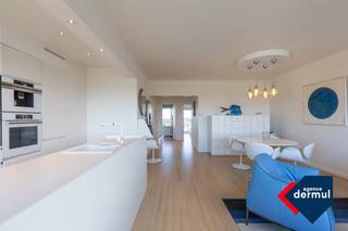 Welkom in Residentie Melinda, waar comfort, moderniteit en locatie samenkomen! Dit gerenoveerde appartement met 2 slaapkamers is gelegen op de achtste verdieping en biedt een ideale woonomgeving voor wie op zoek is naar een stijlvolle, gezellige woonst vlakbij het bruisende centrum van Oostende. Betreed een oase van ruimte en licht in dit eigentijdse appartement. De open indeling zorgt voor een vloeiende overgang tussen de woonkamer, eethoek en keuken, waardoor een uitnodigende sfeer ontstaat voor ontspanning en entertainment. De 2 slaapkamers geven uit op een terras waarvan u geniet van een prachtig uitzicht op de omgeving, perfect voor ochtendkoffie bij zonsopgang. Er kan een parkeerplaats gekocht worden nabij het gebouw in Parking Hazegras. Mis deze kans niet om te wonen in een van de meest gewilde gebieden van Oostende. Neem vandaag nog contact met ons op voor meer informatie of om een bezichtiging te regelen. Welkom thuis in Residentie Melinda!