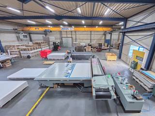 Aan Diebeke 3A in Geraardsbergen staat een veelzijdig bedrijfsgebouw op een terrein van 2.122 m². Het pand omvat een <strong>kantoorruimte van 244 m²</strong>, een <strong>mezzanine van 244 m² </strong>en een <strong>opslagruimte van 580 m²</strong>, samen goed voor een oppervlakte van 1.068 m².<br /><br />De kantoren zijn lichtrijk en representatief ingericht en beschikken over een kitchenette en sanitair, waardoor ze meteen instapklaar zijn voor dagelijks gebruik. De ruime mezzanine biedt extra mogelijkheden voor opslag of werkplekken, terwijl de opslaghal dankzij haar 580 m² perfect geschikt is voor logistiek, productie of stockage. Met <strong>drie brede toegangspoorten</strong> is het laden en lossen bijzonder praktisch, ook voor vrachtwagens en grotere voertuigen.<br /><br />De combinatie van moderne kantoorruimtes, functionele opslag en praktische voorzieningen, samen met de uitstekende ligging en bereikbaarheid, maakt dit gebouw de ideale uitvalsbasis voor ondernemingen die ruimte en professionaliteit willen combineren.<br /><br />Contacteer <strong>Simon Van Innis</strong> voor bijkomende inlichtingen, plannen of een vrijblijvend plaatsbezoek via <strong>0479 05 31 59</strong> of via <strong>simon@kmovastgoed.be</strong><br /><br /> 