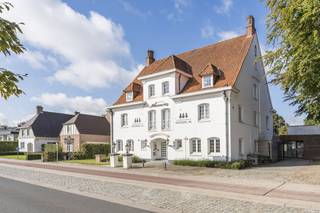 Stately, characterful building on the Westlaan in Roeselare.The property already had various functions such as hotel-restaurant Savarin and Snoezel XL shelter, but is suitable for a wide range of purposes such as an office, a liberal profession or other commercial operation.Includes:- ground floor of approximately 685m² - floor of approximately 215m²- attic - partly furnishedIn addition to the parking options in the Westlaan, in addition to the front car park, additional parking can also be created on the plot of approximately 2,111 m².
