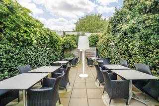 <p>Local commercial bien situé avec terrasse et double habitation. Établissement horeca prospère et bien établi. Situé près de la basilique et à quelques pas du marché de Renaix. Aménagement : entrée avec vestiaire, espace commercial avec grand bar (lave-vaisselle, réfrigérateurs encastrés, machine à café italienne, système de caisse pour l'hôtellerie), véranda avec toit coulissant ouvert, pare-soleil et auvent, toilettes tendance, terrasse fermée avec parasols amovibles, grande cuisine professionnelle avec lave-vaisselle, chambre froide, grande cuisinière, salamandre, friteuse, trancheuse, 2 armoires chauffantes, îlot avec espace de rangement (bar à salades, frigos et tiroirs réfrigérés), four combiné, ... arrière-cuisine en inox. Tous les appareils sont inclus ! 3 grandes caves (boissons, aliments secs et buanderie) ! Permis des pompiers pour 49 personnes.  Aménagement du 1er logement : salon, 4 chambres, dressing, salle de bains et grenier ! Aménagement du 2e logement : au rez-de-chaussée : entrée, salon/bureau avec accès à une grande cave sèche avec accès séparé à la rue, premier étage : salon, chambre et salle de bains. Deuxième étage : grenier avec accès au toit (possibilité d'aménager une terrasse sur le toit), chambre. Le bâtiment commercial est prêt à emménager, les logements doivent être rafraîchis !</p>
