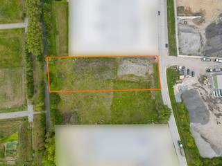 <p><span>Investeer in uw toekomst: 3.329 m² KMO-terrein te Kluisbergen</span><span><br />Op een strategische locatie in Kluisbergen bieden wij u een perceel van </span><span>3.329 m² binnen de KMO-zone Rosalinde</span><span>. Dankzij de vlotte verbinding naar zowel de N36 (Stationsstraat) als de N8 vormt dit de ideale uitvalsbasis voor ondernemers die willen groeien.<br />Dit terrein geeft u de vrijheid en ruimte om uw onderneming vorm te geven in een omgeving die bedrijvigheid en bereikbaarheid combineert. Contacteer ons gerust voor meer info!</span></p>
