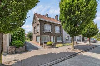 Deze ruime halfopen bebouwing op een perceel van 587 m² is een unieke kans voor wie op zoek is naar ruimte, rust én een centrale ligging.De woning...