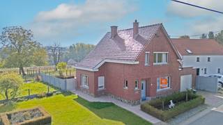 In het charmante Opbrakel, midden in de Vlaamse Ardennen, vindt u deze op te frissen woning met zuidgerichte tuin, terras en weiland op een...