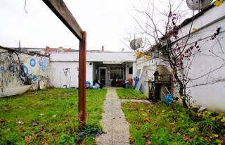 Ruimte ? Ruimte !Om zelf te wonen en te werken en om tzt een deel te verhuren.Deze 10 m brede gevel herbergt links een 45 m² studio op 7a en op 7b...