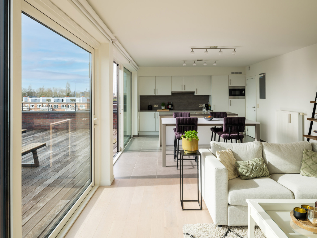 Lichtrijk dakappartement (BJ 2015) met een bijzonder ruim terras - photo 3