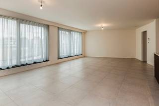 Gelegen nabij het centrum van Teralfene bevindt zich dit energiezuinig nieuwbouwappartement bestaande uit: een ruime inkomhal met ingemaakte kasten, open leefruimte met hyper uitgeruste keuken, een ruim terras van 15m2, twee slaapkamers (12m2 en 15m2), badkamer met bad en douche, berging voor wasmachine en droogkast. Daarnaast zijn er bij dit appartement nog een inpandige garage en een overdekte staanplaats inbegrepen alsook een berging in de garage.

Extra troeven zijn de 14 zonnepanelen per appartement waardoor de energierekening minimaal zal zijn. 

Bent U op zoek naar een gunstig gelegen appartement met een luxueuze afwerking en zeer energiezuining?  Dan is dit appartement U kans! meer informatie: Michael@immoaccenta.be