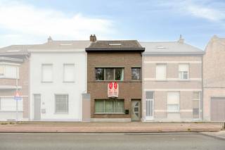 Goed onderhouden woning te koop in Niel.<br /><br />Indeling:<br />Gelijkvloers:<br />- inkomhal<br />- apart toilet<br />- ruime woonkamer<br />- volledig uitgeruste keuken<br />- lichtrijke veranda met screens<br />- Zuid-Oostgerichte tuin<br />- garage met sectionale poort<br /><br />Eerste verdieping:<br />- nachthal<br />- slaapkamer 1 (ca 15m²)<br />- badkamer met inloopdouche en ligbad<br />- apart toilet<br /><br />Tweede verdieping:<br />- slaapkamer 2 (ca 22m²)<br />- slaapkamer 3 (ca 12m²)<br /><br />Verder is er nog een ruime, droge kelder aanwezig<br /><br />Locatie: Dit instapklaar huis te koop in Niel bevindt zich in de Boomsestraat op de grens met Boom. Achteraan is een servitudeweg en over de woning is ruim voldoende parkeergelegenheid. Natuurgebied Walenhoek en de fiets- en wandeldijk langs de Rupel zijn vlakbij. Een supermarkt bevindt zich op wandelafstand van dit vastgoed te koop in Niel. Via de A12 en E19 heeft u bovendien een goede en snelle verbinding met Antwerpen, Brussel en Mechelen.<br /><br />Bijzonderheden:<br />- rustige ligging achteraan<br />- gunstige EPC score<br />- vloerverwarming<br />- zonnepanelen en thuisbatterij<br />- automatische screens<br />- zonneluifel <br /><br />Bent u op zoek naar een huis te koop in Niel? Neem dan gerust contact op met één van onze collega's van Dewaele vastgoed met advies.<br /><br /><br />Bestuursmaatregelen in het maatregelenregister: nee
