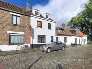 **Te Koop: Prachtige Woning in het Witte Kunstenaarsdorp Lissewege**<br /><br />Gelegen in het schilderachtige Lissewege, een van de meest betoverende kunstenaarsdorpen van Brugge, bieden wij u deze charmante woning aan. Gebouwd in 1937, straalt deze woning een unieke combinatie van historische charme en moderne gemakken uit.<br /><br />**Eigenschappen van de Woning:**<br />- **Slaapkamers:** 4 ruime slaapkamers, ideaal voor gezinnen of als creatieve ruimtes voor kunstenaars.<br />- **Badkamers:** 2 moderne badkamers, perfect voor comfort en privacy.<br />- **Perceeloppervlakte:** Met een perceeloppervlakte van 126 m² heeft u voldoende buitenruimte om te genieten van de rust en schoonheid van Lissewege.<br />- **Bewoonbare Oppervlakte:** De woning heeft een bewoonbare oppervlakte van 155 m², wat zorgt voor een comfortabele leefomgeving.<br /><br />De woning bevindt zich in een rustige straat, omringd door het schilderachtige landschap en de artistieke sfeer die Lissewege zo bijzonder maakt. Het dorp staat bekend om zijn witte gebouwen en charmante grachten, waardoor het een waar paradijs is voor liefhebbers van kunst en cultuur. U vindt er talloze ateliers, galerijen en gezellige cafés waar u kunt genieten van lokale lekkernijen.<br /><br />Met zijn uitstekende verbindingen naar het centrum van Brugge en andere nabijgelegen dorpen, is deze woning de perfecte uitvalsbasis voor wie het beste van twee werelden wil: de rust van het platteland en de levendigheid van de stad.<br /><br />Mis deze unieke kans niet om te wonen in een van de mooiste delen van België! Neem vandaag nog contact met ons op voor meer informatie of om een bezichtiging te plannen.