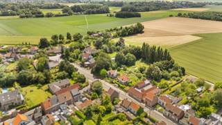Deze te renoveren woning met aangename tuin is mooi en goed gelegen en biedt enorm veel potentieel.
Omheinde tuin, handige oprit, en een degelijke woonst met enorm veel mogelijkheden.
Grote aangename ruimtes met lichtinval, degelijke bouw, ideaal voor mensen op zoek naar een eigen project.
Bezoek na afspraak met Immo Beguin: info@immobeguin.be