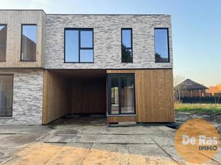 EREMBODEGEM - Deze prachtige nieuwbouwwoning is landelijk gelegen, in een deelgemeente van Aalst. De woning zal in afwerkingsfase worden aangeboden waarbij nog dient te worden voorzien door de koper: keuken, vloeren en badkamer (behalve inloopdouche). De mogelijkheid bestaat ook om op maat verder af te werken door de bouwheer.<br /><br />Naar indeling toe bevindt zich op het gelijkvloers een inkomhal met gastentoilet, een lichtrijke woonkamer, een keuken en een praktische berging. Op de eerste verdieping bevinden zich de nachthal, 3 slaapkamers en een badkamer.<br /><br />Troeven: EPB-nieuwbouw, warmtepomp (koelen en warmen), zonnepanelen, ventilatiesysteem C+, hoge isolatiewaarde, RW-put,..<br /><br />De ligging van dit pand is bijzonder aantrekkelijk met scholen, banken, en supermarkten in de directe omgeving. Daarnaast geniet deze woning van een heel goede bereikbaarheid door het openbaar vervoer, station, belangrijke invalswegen en de E40.<br /><br />Aankoop onder gesplitst stelsel:<br />Constructiewaarde: (21% BTW)<br />Grondwaarde: € 130.000 (12% registratie)<br /><br />Bent u opzoek naar een nieuwbouwwoning met 3 slaapkamers op een uiterst rustige locatie? Inkijk bouwplannen en bespreking dossier op kantoor na afspraak: 053/60.65.60