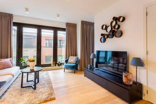 Trendy appartement op de tweede verdieping van een kleinschalige realisatie met een hedendaagse architectuur.<br /><br />Een uiterst interessante ligging in de Lange Elzenstraat, op een boogscheut van het Hof van Leysen, de Markgravelei, de Singel en het Zuid.<br />Deze rustige en gezellige woonbuurt kenmerkt zich door de vele pleintjes, buurtwinkels, speelpleintjes en goede verbindingsmogelijkheden.<br /><br />Het appartement van ca 48 m² (cfr. EPC) beschikt over een zeer lichte leefruimte dankzij kamerbrede raampartijen en een lichte parketvloer.<br />Aansluitend bevindt zich een strakke open keuken, voorzien van kookplaat, oven, koelkast met vriesvak en vaatwasser.<br /><br />Vanuit de slaapkamer heeft u toegang tot het gezellige zonneterras. Dankzij de zuidwestelijke oriëntatie kan u hier genieten van de namiddag- en avondzon. De naastgelegen badkamer is voorzien van douche en lavabomeubel.<br /><br />Een apart toilet en bergruimte met aansluitingen voor wasmachine en droogkast vervolledigen het appartement.<br /><br />Gemeenschappelijke fietsenberging.<br /><br />Gemeenschappelijke lasten: 40 Euro per maand.<br />Alle nutsvoorzieningen (gas, elektriciteit en water) zijn privé op te nemen door de huurder.<br /><br />Beschikbaar vanaf 1 september 2026.