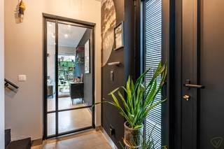 Deze instapklare woning is gelegen langsheen de Sint-Laureinsesteenweg op een steenworp van het dorp van Balgerhoeke.Dankzij de kwalitatieve...