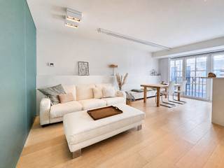 Dit mooi en modern appartement is gelegen in een recente residentie op een centrale locatie in Knokke, op wandelafstand van het commerciële centrum en alle voorzieningen. <br /><br />Het appartement omvat een inkomhal met afzonderlijk toilet, een aangename leefruimte met een open en volledig uitgeruste keuken en twee volwaardige slaapkamers met ingemaakte kasten. De masterbedroom beschikt over een ensuite badkamer, terwijl de tweede slaapkamer aansluit op een afzonderlijke douchekamer.<br /><br />Beide slaapkamers geven uit op het aangename terras aan de achterzijde, een ideale plek om in alle rust te genieten.<br /><br />Een fietsenberging in de residentie is inbegrepen. Daarnaast bestaat de mogelijkheid tot aankoop van een garagebox in het gebouw.<br />Stedenbouwkundig uittreksel en maatregelenregister in aanvraag.<br /><br />Aarzel niet om ons te contacteren voor meer info: tel.: 050.62.44.14 of via knokke@immax.be