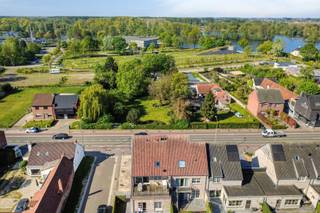 <strong>Prachtig duplex appartement vlakbij donkmeer</strong><br /><br />Freca biedt u exclusief dit kwaliteitsvol duplex appartement aan vlakbij het donkmeer en het donkoeverpark alsook in de nabijheid van winkels, restaurants en vele ontspanningsmogelijkheden. Het gebouw bevat 2 appartementen, elk met zijn eigen aparte ingang. Er zijn geen gemeenschappelijke ruimtes. <br />Deze duplex op de eerste verdieping bestaat uit een lichtrijke leefruimte met open keuken en berging, twee mooie terrassen voor een hele dag zon, twee ruime slaapkamers, badkamer met bad, douche en dubbele wastafel, een toilet op elk verdiep en een ruime zolder.<br />Ook is een aparte garage van 34 m² beschikbaar t.w.v. 25.000 euro.<br /><br /><strong>BEZOEKDAG!</strong> Op zaterdag 9 Mei 2026 vanaf 10u-13u. Reservatie verplicht Inschrijven via info@freca.be met vermelding 'opendeur Donklaan' en uw contactgegevens.