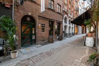 Woonhuis met café/restaurantDit woonhuis met café/restaurant is gelegen in de Wijngaardstraat, één van de gezelligste straten van Antwerpen. Een...