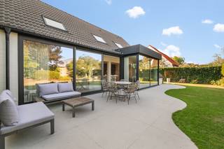Gerenoveerde villa, alleenstaand en rustig gelegen in een mooie verkaveling vlakbij het centrum van Knokke. Modern vernieuwd, charmant en tijdloos ingericht met drie slaapkamers, twee badkamer, een inpandige garage en een mooie tuin met zonneterrassen.<br /><br />De villa werd mooi vernieuwd en ingedeeld als volgt: inkom met de traphal, vestiaire en gastentoilet. Een gezellige woonkamer met mooie parketvloeren en prachtig maatwerk, een schitterende leefkeuken met een royaal eiland. Naast de keuken een praktische bijkeuken en wasplaats met doorgang naar de tuin. Vanuit de leefruimte en de keuken is er een leuke connectie naar de zonneterrassen en de mooi aangelegde tuin. Verder op het gelijkvloers nog een grote garage voorzien van een elektrische poort, de garage is groot genoeg voor het stallen van een wagen + fietsen/moto. <br /><br />Op de verdieping zijn er drie slaapkamers waarvan twee grote slaapkamers en een leuke kinderkamer. Ook op de verdieping veel ingemaakte kasten en een mooie parketvloer. De masterbedroom beschikt over een eigen badkamer met ligbad, inloopdouche, toilet en lavabomeubel. De twee bijkomende kamers hebben een gemeenschappelijke douchekamer. <br /><br />De buitenruimte met de tuin en de terrassen zijn knap aangelegd en genieten van voldoende privacy. Parkeren kan in de garage of op de oprit (2 wagens). <br /><br />Bezoek deze schitterende villa na afspraak met Willem Cauwels op GSM 0477/60.12.16.
