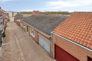 In  Rupelmonde vinden we deze laagbouwwoning met tal van mogelijkheden, inclusief een ruime projectgrond van ongeveer 1.700 m² gelegen achter...