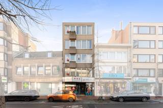 Dit handelspand van 104 m2 is gelegen in het centrum van Izegem.Indeling handelsgedeelte:. Grote vitrine. Open bureauruimte. Vergaderzaal. Afgesloten...