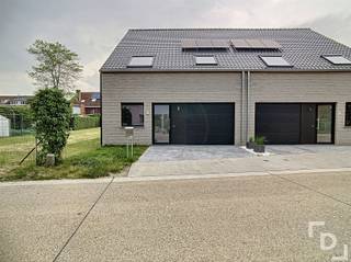 <p><span>Een rustige en ruime woning in het centrum van Poperinge, zo kan je deze topper beschrijven. De woning is gelegen in een zijstraat van de Casselstraat en dus op wandelafstand van de Grote markt, horecagelegenheden en handelszaken. Zowel klein- als groothandel zijn vlakbij te vinden. De straat maakt deel uit van een nieuwe woonwijk, waarbij de woning volledig instapklaar werd gebouwd in 2019.</span></p><p><span> </span></p><p><span>Voorbij de ruime inkomhal vinden we de lichtrijke woonkamer en open keuken. De keuken werd volledig uitgerust met een kookplaat, dampkap, oven, microgolf, frigo met vriesvak en een vaatwasser. Aansluitend is er een keukenberging en wasplaats voorzien. Vanuit de keuken heb je via het schuifraam toegang tot de ruime tuin met terras. Verder vinden we op het gelijkvloers een apart toilet en de ruime garage met sectionale poort. Via de traphal kom je op de grote nachthal die toegang biedt tot vier ruime slaapkamers (456x349 - 452x350 - 356x333 - 348x333), de badkamer en een apart toilet. De badkamer is ingericht met een ligbad, douche en wastafel in meubel.</span></p><p><span> </span></p><p><span>TROEVEN</span></p><p><span>- Zeer veel ruimte</span></p><p><span>- Rustige en open ligging in het centrum</span></p><p><span>- Nieuwbouw: energiezuinig en kwalitatief ingericht</span></p><p><span> </span></p><p><span>Op zoek naar een ruime woning in een zeer rustige buurt? Plan dan snel jouw virtueel begeleid bezoek!</span></p><p><span> </span></p><p><span> </span></p>