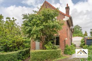 Deze prachtig gerenoveerde woning vormt een heel mooie combinatie van authenticiteit en modern wooncomfort. Je wordt ontvangen in een stijlvolle inkomhal, die je op weg zet naar het volledige gelijkvloers. Dat bestaat uit één open ruimte, opgebouwd uit een zithoek/bureel, leefhoek, eetruimte en een open keuken. Deze heel stijlvol opgevatte keuken voorziet je van alle kookcomfort, en biedt voldoende opbergruimte. Vanuit elke hoek heb je bovendien een heel leuk contact met de tuin en het groen rondom je, wat voor een heel aangename woonervaring zorgt. Op de eerste verdieping is er voorzien in een heel ruime master bedroom, een tweede slaapkamer met net ernaast een dressing, en centraal gelegen een ruime badkamer. Op het einde van de lange oprit beschik je over een ruime garage. Bovenop dit alles kan je in alle rust genieten van het buitenleven op de terrasjes of in de grote bostuin achterin. Bezoekdag 30/05. Inschrijven via mail naar tommy@immo-home.be, geen telefonische inschrijvingen! Volg ons op Fb en Insta. Voor meer info: www.immo-home.be. GRATIS SCHATTING & GRATIS FINANCIEEL ADVIES
