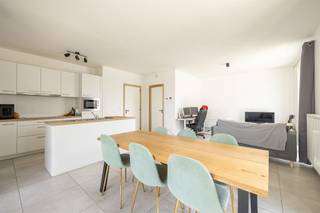 <p><span>Ontdek dit recente appartement (2022) in een moderne woonwijk vlak bij het station van Herent. Het appartement bevindt zich op de eerste verdieping en is zowel met de trap als met de lift vlot toegankelijk.</span></p><p><span>Binnenkomen doe je via de inkomhal, die de verschillende ruimtes met elkaar verbindt. De ruime, lichtrijke leefruimte met zithoek, eetplaats en open keuken vormt het hart van dit appartement. De keuken met kookeiland is volledig uitgerust met de nodige toestellen: inductiekookplaat, frigo, combi-oven microgolf, vaatwasser, wastafel en kastruimte. Aansluitend vind je een handige berging met aansluiting voor wasmachine en droogkast.</span></p><p><span>De leefruimte geeft toegang tot een gezellig terras van 10 m², perfect om buiten te ontspannen. Daarnaast beschikt het appartement over een apart gastentoilet, een stijlvolle badkamer met regendouche, dubbele wastafel en handdoekradiator, én een ruime slaapkamer.</span></p><p><span>Extra troeven zijn de ondergrondse autostaanplaats, privatieve kelderberging en een persoonlijke fietsenstalling.</span></p><p><span>Het appartement is momenteel verhuurd, wat het ook interessant maakt als opbrengsteigendom.</span></p><p><span>Ben je op zoek naar een instapklaar en recent appartement in Herent, of naar een slimme investering? Boek snel je bezoek via 016 15 31 15 of info@immolivit.be</span></p>