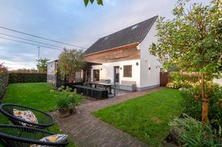 Cette maison individuelle récemment rénovée (EPC 290, inspection électrique conforme) est à vendre le long de la Sijselestraat à Oedelem/Sijsele, comprenant 5 chambres, un bureau, un entrepôt (125m2 + 1°V 45m2) avec un portail d'entrée haut, une allée privée pouvant accueillir plusieurs voitures, un jardin entièrement paysager avec terrasses, une orientation pratique et des vues sur les zones agricoles...<br />Disposition (surface habitable d'environ 228 m²) :<br />* Rez-de-chaussée :<br />- Hall d'entrée/bureau (15 m²) avec placards intégrés ;<br />- un salon spacieux et lumineux (47 m²) avec cuisine entièrement équipée (13 m²) ;<br />- rangement pratique (15 m²) /buanderie ;<br />- toilettes séparées ;<br />- jardin entièrement aménagé avec terrasses, orientation pratique et vue sur les zones agricoles ;<br />- un entrepôt polyvalent (125 m² + 1°V 45 m²) avec un portail d'entrée haut ;<br />- une allée spacieuse pouvant accueillir plusieurs voitures.<br />* Premier étage :<br />- Hall de nuit (10 m²) ;<br />- 3 chambres spacieuses (22 m² avec dressing, 16 m² et 16 m²) ;<br />- salle de bain (13m²) avec douche, baignoire, toilettes et double vasque en meuble.<br />* Deuxième étage :<br />- Hall de nuit (2 m²) ;<br />- 2 chambres (18 m² et 12 m²)<br />* Sous-sol :<br />- Cave pratique (15 m²).<br /><br /><br />Registre des mesures: en cours de demande