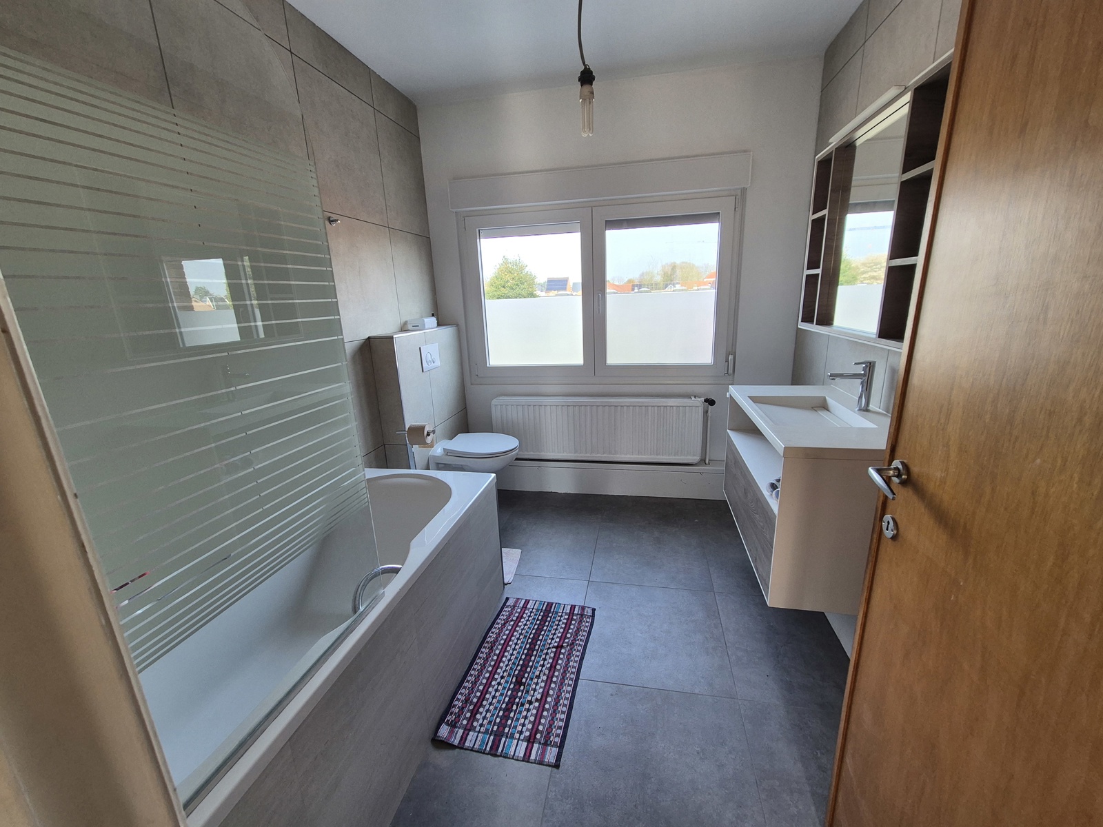 Charmante halfopen woning met 3 slaapkamers en prachtige tuin te huur. - foto 5