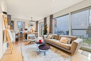 Op zoek naar de perfecte combinatie van modern wooncomfort, energiezuinigheid en een uitstekende ligging? Deze instapklare halfopen bebouwing in de bruisende Regattawijk op Linkeroever heeft het allemaal. De woning beschikt over 3 volwaardige slaapkamers, een inpandige garage, zonnepanelen, thuisbatterij, airco’s en een energiezuinig EPC-label A.<br /><br />De ligging vormt een absolute troef: rustig en kindvriendelijk wonen met winkels, horeca en het Galgenweel vlakbij. Dankzij de nabijheid van openbaar vervoer en de op- en afritten van de Antwerpse Ring zijn zowel het centrum van Antwerpen als de ruime omgeving vlot bereikbaar.<br /><br />Gelijkvloers<br />- Inkomhal met apart gastentoilet<br />- Lichtrijke en moderne leefruimte met mooi zicht op de tuin<br />- Open keuken voorzien van alle hedendaags comfort en een ruim werkblad<br />-Praktische berging<br />- Inpandige garage met plaats voor een wagen en aansluitingen voor wasmachine en droogkast<br /><br />Eerste verdieping<br />- 3 volwaardige slaapkamers waarvan één kamer ingericht als dressing<br />- Praktische bureauruimte geïntegreerd in de nachthal<br />- Moderne badkamer voorzien van bad, douche en toilet<br /><br />Tuin<br />- Zonnige en groene tuin<br />- Gezellig terras met ruimte voor een zit- en eethoek<br />- Volledig ingesloten en bijzonder privaat<br />- Handige zijuitgang met poortje<br />- Mooie connectie tussen de leefruimte en de tuin<br /><br />Algemeen<br />- Energiezuinig EPC-label A<br />- Verisure alarminstallatie <br />- Zonnepanelen<br />- Thuisbatterij<br />- Airconditioning<br />- Groendak<br />- Instapklaar en modern afgewerkt<br />- Rustige en kindvriendelijke woonomgeving<br /><br />Een trendy en energiezuinige gezinswoning waar ruimte, comfort en een uitstekende ligging perfect samenkomen. Ideaal voor wie rustig wil wonen met alle troeven van Linkeroever en Antwerpen binnen handbereik.