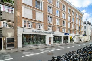 Bent u op zoek naar een ruime handelsruimte (ca 900 m²) op een topligging nabij het treinstation en verschillende campussen? Dan is dit pand aan de Maria-Theresiastraat 2 absoluut een unieke kans ! <br /><br />De handelsruimte is gelegen op de gelijkvloerse verdieping van het gebouw, heeft een oppervlakte van ca. 900 m² en biedt een veelzijdige ruimte die zich perfect leent voor diverse commerciële activiteiten of kantoorfuncties.<br /><br />Dankzij de mooi ogende gevel en het goede onderhoud combineert dit pand uitstraling met modern comfort. Met zijn strategische ligging geniet u van een constante passage en een uitstekende bereikbaarheid. Het treinstation en verschillende campussen bevinden zich op wandelafstand, wat deze handelsruimte bijzonder aantrekkelijk maakt voor zowel klanten als medewerkers.<br /><br />Of u nu kiest voor een winkelconcept, een kantoor of een mix van beide: deze locatie biedt de ideale basis om uw onderneming zichtbaar en succesvol te positioneren in de bruisende binnenstad van Leuven.<br /><br />Is deze handelsruimte of investering echt iets voor jou? Aarzel dan niet en contacteer ons vandaag nog voor een bezoek ter plaatse via Jan Schrijvers via 0495 18 95 81 of janschrijvers@immojanstas.be.<br /><br />Bijkomende info (EPC, bodemattest, stedenbouwkundige inlichtingen,...) kan U hieronder downloaden ↓.