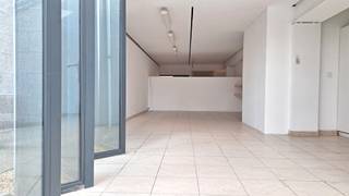 Op slechts enkele minuten wandelen van het station van Sint-Niklaas ligt dit ruime loftappartement van ca. 120 m². De grote open leefruimtes en...