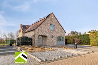 Aan het einde van een rustige, residentiële en doodlopende straat, vlak bij het centrum en station van Tongeren, bevindt zich deze instapklare villa op Bremstraat 22. De woning werd in 2020 volledig gerenoveerd met kwaliteitsvolle materialen en combineert vandaag comfort, ruimte en een uitstekende ligging.<br /><br />Op het gelijkvloers kom je binnen via een verzorgde inkomhal met granieten trap, vestiaire en gastentoilet. De zeer ruime en lichtrijke woonkamer sluit aan op de veranda, waar de raampartijen volledig geopend kunnen worden.<br />De aparte, hyperingerichte keuken met kookeiland geeft rechtstreeks toegang tot het overdekte terras en de tuin. Verder zijn er een praktische wasplaats/berging en een volledig ingerichte bureau- of kantoorruimte met inbouwkasten, ook ideaal als vierde, gelijkvloerse slaapkamer.<br /><br />Op de eerste verdieping bevinden zich drie volwaardige slaapkamers met maatkasten, waarvan één met dressing, en een moderne badkamer met inloopdouche, wastafel en toilet. Tot slot is er een grote bergruimte of dressing in een volledig afgewerkte kamer.<br /><br />De woning is volledig onderkelderd (met inrit) en is uitzonderlijk netjes afgewerkt, ingericht met garage, hobby- en bergruimte.<br /><br />De woning beschikt over vier garages (twee inpandige en twee vrijstaande) met automatische poorten, waarvan de vrijstaande is uitgerust met een laadpunt voor elektrische wagens. De afgesloten inrit biedt bijkomende parkeermogelijkheden.<br />De tuin is west-georiënteerd en volledig omheind. <br />Bovendien zijn er 14 zonnepanelen aanwezig (energieklasse B).<br /><br />Troeven<br /> x Volledig gerenoveerd en instapklaar;<br /> x 3 slaapkamers + dressing + apart bureau;<br /> x 4 garages en meerdere staanplaatsen;<br /> x Volledig kelder.<br /> x Zonnepanelen en energiezuinig (B-label).<br /> x Rustige ligging nabij centrum en station.<br /><br />Lijkt deze woning wel iets voor jou? Plan dan snel een bezoek door te bellen naar 012 23 00 23 of stel je vragen aan roland@immo-leroi.be.