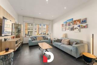 Maak kennis met deze gerenoveerde en bijgevolg uiterst duurzame (label B) gezinswoning, gelegen op wandelafstand van het centrum van Blankenberge, in een rustige straat van een residentiële woonwijk. <br />Deze woning werd in 2015 gerenoveerd en voorzien van volledig nieuwe elektriciteit, nieuwe ramen, zonnepanelen, isolatie, ruime open keuken, badkamer... <br />Via de inkomhal met gastentoilet betreden we de woning, voorts hebben we nog een riante leefruimte met zithoek en eetplaats, die mooi overvloeit in de riante open keuken voorzien van een kookeiland en annex praktische berging. Vanuit de keuken is er aangenaam zicht op de tuin.<br /><br />Op de eerste verdieping vinden we 2 slaapkamers (waarvan masterbedroom met aanpalende dressing) en badkamer terug. <br /><br />De woning beschikt over een praktische oprit en tevens gezellige en ruime tuin.<br /><br />Contacteer ons snel voor een bezoek aan deze complete en instapklare woonst via info@delbecque.immo of 050 45 03 45