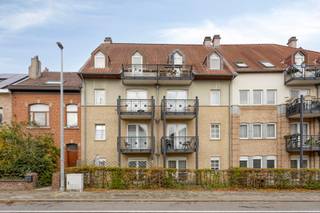 Cet appartement avec 2 chambres est situé dans un agréable immeuble au cœur de Buizingen, à proximité immédiate du centre de Halle. Grâce à...