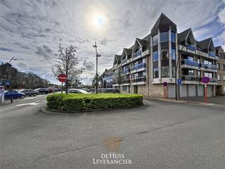 Ruime garage met automatische sectionaalpoort en staanplaats voor de garagebox.Elektriciteit in garage, dus ideaal voor opladen fietsen en/of...