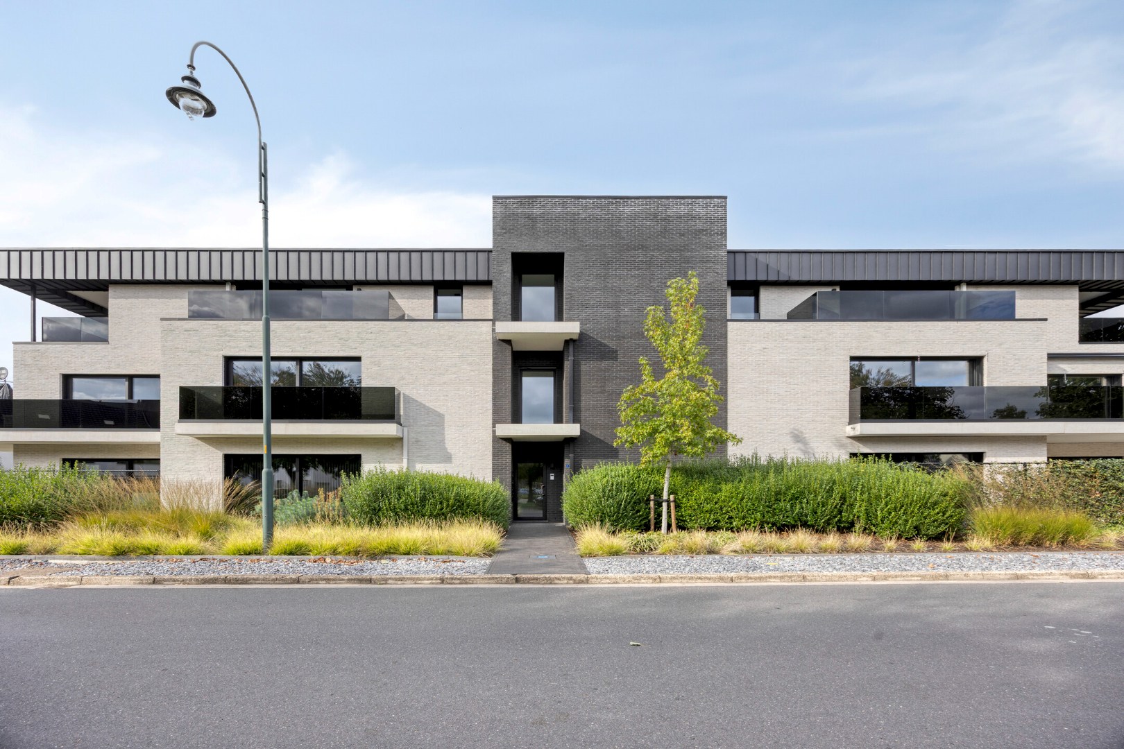 Ruime bovengrondse autostaanplaats in het het centrum van Balen ! - foto 2