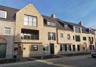 <p><span>Luxury apartment on 1st floor in the center 's-Gravenwezel</span></p><p><span> </span></p><p><span>* Layout : entrance hall with toilet and storage room, living room on parquet floor with sliding door to the terrace, open custom kitchen with Miele appliances, 2 bedrooms on high quality laminate, bathroom with bath / walk-in shower / double washbasin</span></p><p><span>- Central heating on gas, underfloor heating</span></p><p><span>- elevator, videophone</span></p><p><span>- available immediately</span></p><p><span>- garage box must be rented</span></p><p><span>- common costs € 50 / month</span></p>