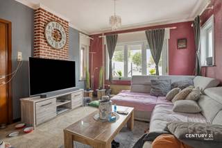 Welkom in Lubbeek! In de Dorpsstraat ontdek je deze halfopen woning op een praktische ligging nabij de dorpskern. Hier geniet je van het gemoedelijke dorpsleven, met winkels, horecazaken, openbaar vervoer, een basisschool en alle dagelijkse voorzieningen in de buurt. Tegelijk vormt Lubbeek een aangename uitvalsbasis voor wie graag groen woont in de omgeving van Leuven. Een aantrekkelijke combinatie voor wie een thuis zoekt met zowel het dorp als de stad binnen bereik!<br /><br />Met een bewoonbare oppervlakte van 180 m² en een perceel van maar liefst 13a19 biedt deze woning heel wat ruimte, zowel binnen als buiten. Via de inkomhal met vaste trap kom je in de grote woonkamer, waar je comfortabel een zithoek én eetkamer kunt inrichten. Aansluitend vind je de keuken met daarnaast een afzonderlijke eetplaats. Een ruime, praktische berging vervolledigt het gelijkvloers.<br /><br />Op de eerste verdieping bevinden zich drie slaapkamers en de badkamer. De tweede verdieping biedt een onafgewerkte zolderruimte.<br /><br />Buiten vormt de mooi aangelegde tuin een echte troef. Het royale perceel biedt volop mogelijkheden om te ontspannen, te tuinieren en te genieten van het buitenleven.<br /><br />De woning beschikt over EPC-label E, met een energiescore van 467 kWh/(m² jaar), en valt onder de renovatieverplichting. Een mooie kans voor wie een ruime woning naar eigen smaak wil vernieuwen op een aantrekkelijke locatie in Lubbeek.<br /><br />Benieuwd? Neem contact op met Thomas via 0499 22 99 24 of thomas@sophimo.be en ontdek de mogelijkheden tijdens een bezoek!