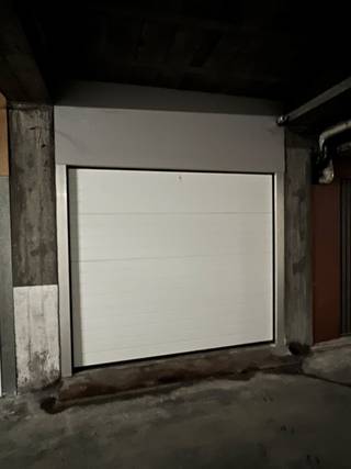 Ruime ondergrondse garage in het centrum van HarelbekeDeze garage is ideaal gelegen pal in het centrum van Waregem en is vlot bereikbaar via het...