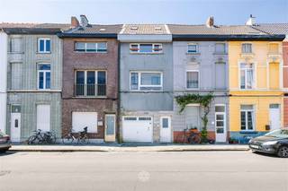 <p><span>GENT – Op zoek naar een te renoveren woning met 3 slaapkamers en een aparte studio in Gent? Dan is dit pand iets voor u! </span></p><p><span> </span></p><p><span>De belangrijkste troeven in een notendop: <br />-</span><span> Gelegen in gezellige buurt</span><span><br /></span><span>- Conforme elektriciteit en asbestveilig</span></p><p><span>- Gezellig koertje<br />- 3 slaapkamers en een aparte studio (met eigen sanitair en kitchenette)</span></p><p><span>- Aanwezigheid grote fietsenberging/mogelijkheid tot omvormen garage.</span></p><p><span>Indeling: </span></p><p><span>Het gelijkvloers bestaat uit een fietsenberging vooraan de woning. Verder loopt u door richting de ruime leefruimte met open keuken en toegang richting het gezellig terras. </span></p><p><span>Verder is er een doucheruimte met inloopdouche, en een apart toilet. </span></p><p><span> </span></p><p><span>Zo zien de verdiepingen eruit: </span></p><p><span>Op de eerste verdieping bevinden zich de eerste 2 lichtrijke kamers met eigen lavabo.</span></p><p><span>Op de bovenverdieping kan u de 3e slaapkamer terugvinden met daarnaast een studio met eigen keuken en badkamer met douche en toilet. </span></p><p><span> </span></p><p><span>Deze woning werd gebruikt als woning voor studerende kinderen (gedoogd en voorzien van conformiteitsattesten) doch is vergund als woning.<br />Zij is instapklaar mits een lichte opfrissing.</span></p><p><span> </span></p><p><span>Belangrijk: </span></p><p><span>Richtprijs: 299.000 euro </span></p><p><span>EPC: Label C</span></p><p><span> </span></p><p><span>Neem contact op met Axel Lenaerts makelaars via 09 245 24 24</span></p>