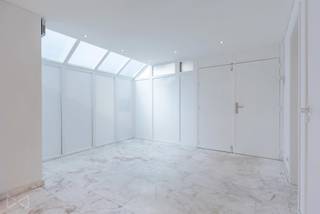 Uitstekende locatie voor deze kantoor-/bedrijfsruimte van 150 m², die naar wens kan worden aangepast. Dubbele ingang, ontvangstruimte, terras aan...