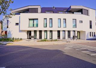 Dit nieuwbouwappartement, op de 1ste verdieping, situeert zich in de nieuwbouwresidentie ‘Hof van Cleemput’, nabij het centrum van Bornem...