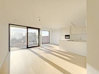 Schitterend nieuwbouwappartement met twee slaapkamers, een Zuidgericht terras met een aangenaam open zicht, gelegen op de tweede verdieping in de stijlvolle nieuwbouwresidentie "Maurice" vlakbij Duinenwater en het station van Knokke-Heist<br /><br />Dit nieuw appartement werd luxueus afgewerkt en werd volledig geschilderd en omvat:<br />Inkomhal met gastentoilet, lichtrijke leefruimte met een gezellige zit- en eethoek, moderne open keuken voorzien van de nodige toestellen, berging en een overdekt Zuidgericht buitenterras. Verder zijn er 2 ruime slaapkamers, een mooi afgewerkte badkamer met inloopdouche en een tweede douchekamer. Mogelijkheid tot aankoop van een makkelijk toegankelijke autostaanplaats ( kabel voor elektrisch laden voorzien ), bereikbaar via een autolift in de residentie. Verkoop onder stelsel van BTW.