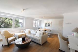 TE HUUR: Mooi gemeubeld appartement rustig gelegen, doch centraalIndeling: inkomhal met gastentoilet en vestiaire, gezellige woon- en eetkamer, 3...