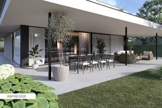 In de rustige en residentiële grensregio van Hamont‑Achel, op een boogscheut van Nederland, bevindt zich deze bijzonder ruime casco nieuwbouwwoning, waar hedendaagse architectuur, licht en royale volumes samenkomen. De woning biedt een aangename combinatie van woonrust, ruimte en bereikbaarheid en vormt een ideale basis voor wie op zoek is naar een kwaliteitsvolle woning die volledig naar eigen visie kan worden afgewerkt.<br /><br />De woning wordt aangeboden in casco staat en onderscheidt zich door haar tijdloze, architecturale uitstraling en doordachte opbouw. Dankzij de sterke ruwbouwkwaliteit en het flexibele ontwerp kan de afwerking volledig worden afgestemd op persoonlijke woonwensen.<br /><br />Met een bewoonbare oppervlakte van ca. 268 m² biedt de woning bijzonder ruime leefvolumes. Het gelijkvloers is opgevat als een open en lichtrijke leefverdieping, met ruimte voor een royale leefruimte en keuken, aangevuld met een apart toilet en praktische berging. Grote raampartijen zorgen voor een mooie lichtinval en een sterke verbinding met de buitenomgeving.<br />Op de verdieping is plaats voorzien voor vier volwaardige slaapkamers, waaronder een comfortabele master bedroom met dressing en badkamer. Verder omvat deze verdieping een badkamer, een apart toilet en een nachthal, wat resulteert in een rustige en functionele slaapverdieping voor het hele gezin.<br />Een absolute meerwaarde is de volledig onderkelderde structuur van ca. 142 m². Deze ruime kelderverdieping biedt tal van invullingsmogelijkheden, zoals opslag, hobbyruimte, fitness, atelier of technische ruimte, en verhoogt het gebruikscomfort én de waarde van de woning aanzienlijk.<br />Buiten is er een open carport voorzien. <br /><br />Verkoop onder registratierechten op de grond en btw op de constructie. Casco oplevering voorzien op 31/12/2026.<br />Grondwaarde: €230.000 (12% RR) – Constructiewaarde: €539.000 (21% Btw).<br />Totaal inclusief Btw, exclusief andere belastingen: €882.190.<br /><br />Deze woning vormt een uitstekende opportuniteit voor wie op zoek is naar een architecturaal hoogwaardige casco woning met uitstraling, een grote kelderverdieping en ruime mogelijkheden tot maatwerk, gelegen in een rustige en gegeerde grensregio.