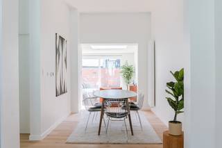 <p><strong><span>Maison familiale charmante et économe en énergie avec 4 chambres et jardin orienté plein sud à Gand</span></strong></p>
<p><strong><span>MOBISCORE 9,4 – EMPLACEMENT EXCEPTIONNEL</span></strong></p>
<p><span>Cette maison de caractère est située dans la Puinstraat à Gand, dans le quartier résidentiel prisé de la Visserij, offrant un environnement agréable et une excellente accessibilité. La propriété se trouve à courte distance du centre historique de Gand et bénéficie d’un accès rapide aux principaux axes routiers.</span></p>
<p><span>Dès l’entrée, vous découvrez un hall d’entrée séparé avec un authentique escalier blanc qui souligne immédiatement le charme de la maison. Le rez-de-chaussée comprend également des toilettes invités séparées.</span></p>
<p><span>Le vaste séjour lumineux constitue le cœur de la maison. Grâce aux grandes baies vitrées, la pièce bénéficie d’une abondante lumière naturelle. Un mur d’accent revêtu de peinture à la chaux apporte une touche chaleureuse et élégante.</span></p>
<p><span>La cuisine ouverte, entièrement équipée et de couleur blanche, dispose de placards intégrés et de nombreux espaces de rangement. Une porte coulissante donne directement accès au jardin orienté plein sud.</span></p>
<p><span>Le rez-de-chaussée comprend également une buanderie pratique avec raccordement pour une machine à laver.</span></p>
<p><span>Au premier étage, vous trouverez une salle de douche séparée ainsi qu’une salle de bains complète équipée d’un double lavabo et d’une baignoire. Une chambre spacieuse se trouve également à cet étage.</span></p>
<p><span>Le deuxième étage comprend deux chambres supplémentaires de belle taille.</span></p>
<p><span>Derrière une porte séparée, un escalier fixe mène au dernier étage où se trouve une quatrième chambre. Cette pièce peut également servir de bureau, salle de loisirs ou espace polyvalent.</span></p>
<p><strong><span>Les atouts de cette maison :</span></strong><br /><span>• PEB A</span><br /><span>• Maison sans amiante</span><br /><span>• Panneaux solaires présents</span><br /><span>• Hall d’entrée authentique avec escalier de caractère</span><br /><span>• Séjour spacieux et lumineux</span><br /><span>• Mur décoratif en peinture à la chaux</span><br /><span>• Cuisine ouverte blanche avec placards intégrés</span><br /><span>• Jardin orienté plein sud</span><br /><span>• Buanderie avec raccordement pour machine à laver</span><br /><span>• Salle de douche séparée et salle de bains complète</span><br /><span>• Quatre chambres</span><br /><span>• Possibilité de bureau ou salle de loisirs</span></p>
<p><strong><span>Situation</span></strong></p>
<p><span>La maison bénéficie d’une excellente situation à proximité de :</span><br /><span>• Le centre historique de Gand</span><br /><span>• La gare de Gand-Dampoort</span><br /><span>• Le quartier prisé de la Visserij</span><br /><span>• Portus Ganda</span><br /><span>• La R40 et les principaux axes routiers</span><br /><span>• Espaces verts et zones de détente</span></p>
<p><span>En résumé, une maison familiale charmante et spacieuse bénéficiant d’une abondante lumière naturelle, de quatre chambres et d’un jardin ensoleillé dans un emplacement exceptionnel à Gand.</span></p>
<p><span>Pour plus d’informations, contactez Eva au 0475/69.38.22 ou via </span><span>eva@vicusvastgoed.be</span><span>.</span></p>