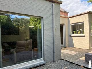 <strong>Gelijkvloers appartement met onderhoudsvriendelijke tuin/terras in het centrum van Kontich</strong><br /><br /><strong>Algemeen:</strong><br />- Renovatie uitgevoerd in 2003-2012<br />- Bewoonbare oppervlakte: ca. 100 m²<br />- Zeer karaktervol appartement<br />- Grote leefruimte met ingemaakte kasten<br />- Zithoek met zicht op de tuin<br />- Deels geïnstalleerde keuken <br />- 2 slaapkamers of 1 slaapkamer en bureau<br />- Badkamer met inloopdouche<br />- Onderhoudsvriendelijke OOST tuin en terras met groenzicht<br />- Volledige privacy<br />- Oprit met parkeerplaats<br />- Woning is momenteel verhuurd<br /><br /><strong>Onmiddellijke omgeving:</strong><br />- Pal in het centrum van Kontich met scholen, parken, winkels en openbaar vervoer op fiets- en wandelafstand<br />- Zeer vlotte bereikbaarheid naar Antwerpen en Brussel (E19 en trein)<br /><br /><strong>Technische kenmerken:</strong><br />- CV gas <br />- Degelijke basisconstructie<br /><br /><strong>Indeling:</strong><br /><span>Gelijkvloerse verdieping (ca. 100 m²)</span><br />- Inkomhal met toilet<br />- Sas met ingemaakte vestiairekast<br />- Ruime slaapkamer<br />- Aparte bureauruimte/slaapkamer<br />- Leefruimte met aparte tv hoek<br />- Gesloten keuken met zicht op tuin<br />- Badkamer met inloopdouche<br />- Onderhoudsvriendelijke oost tuin met terras<br /><br /><strong>Virtuele rondleiding: </strong>https://youtube.com/shorts/jTpcg30iOyc<br /><br />Stedenbouwkundige inlichtingen in aanvraag.<br />Voor meer informatie kan u terecht op www.deboerenpartners.be.